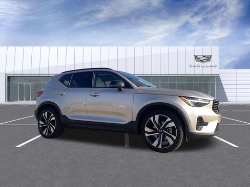 Used 2023 Volvo XC40 B5 Plus w/ Driver Assist Package AWD/4WD image 1