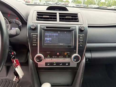 Used 2014 Toyota Camry SE FWD image 16