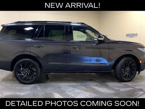 Used 2025 Lincoln Navigator Reserve w/ Jet Appearance Package AWD/4WD image 2