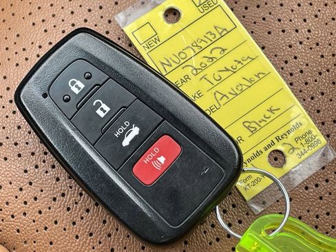 Used 2022 Toyota Avalon Limited image 32