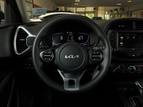 Used 2025 Kia Soul LX w/ LX Technology Package FWD image 30