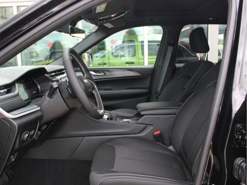 New 2025 Jeep Grand Cherokee Laredo X w/ Luxury Tech Group I image 11