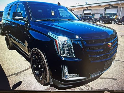 Used 2018 Cadillac Escalade Premium Luxury AWD/4WD image 3