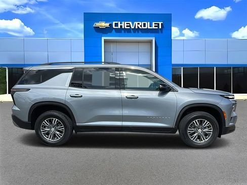 Used 2025 Chevrolet Traverse LT image 2