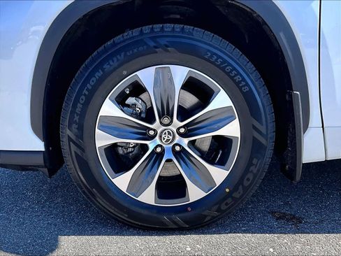 Used 2023 Toyota Highlander XLE image 5