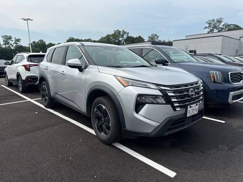 Used 2024 Nissan Rogue SV AWD/4WD image 2