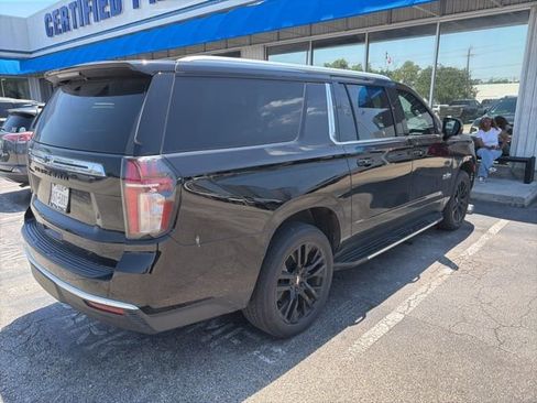 Used 2022 Chevrolet Suburban LT w/ LT Signature Plus Package RWD image 3