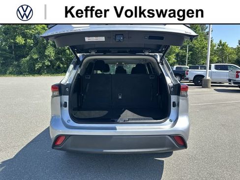 Used 2022 Toyota Highlander LE FWD image 32