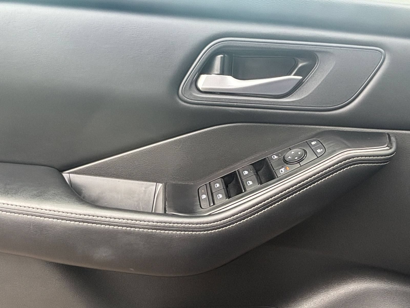 Used 2025 Nissan Rogue SV AWD/4WD image 18