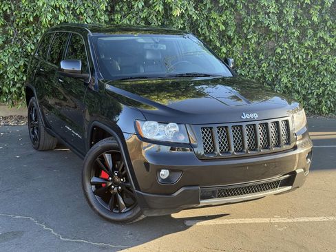 Used 2013 Jeep Grand Cherokee Altitude image 2