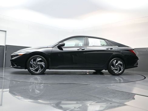 Certified 2025 Hyundai Elantra Limited image 20