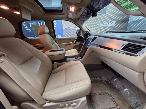 Used 2012 Cadillac Escalade Luxury RWD image 25