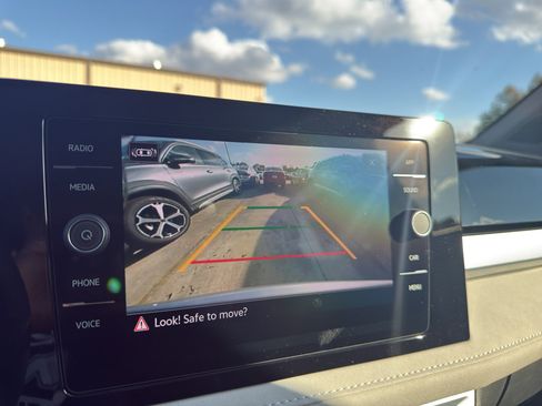 New 2026 Volkswagen Taos SE FWD image 17