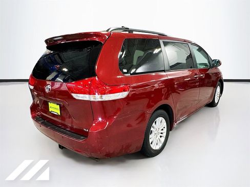 Used 2014 Toyota Sienna XLE w/ Entertainment Package image 5