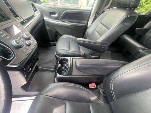 Used 2015 Toyota Sienna SE FWD image 18