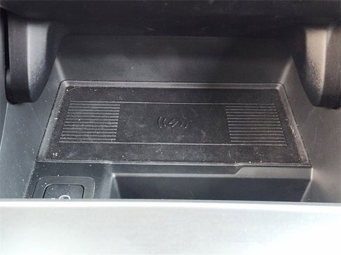 Used 2025 Land Rover Range Rover Velar Dynamic SE image 18