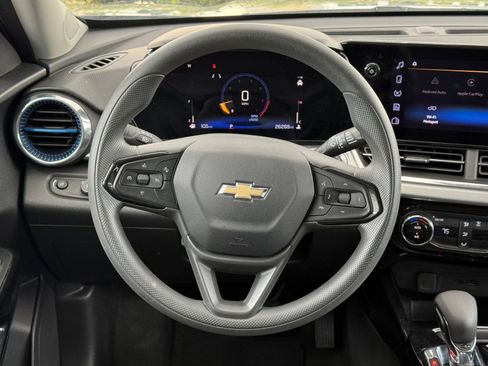 Used 2025 Chevrolet Trax LT FWD image 28
