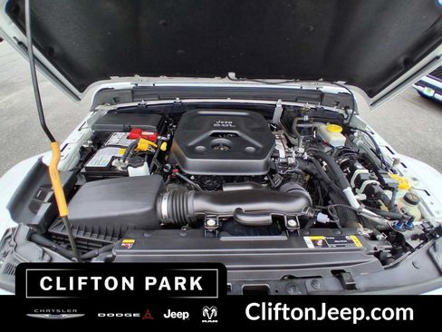 Used 2022 Jeep Wrangler Unlimited Sahara AWD/4WD image 27