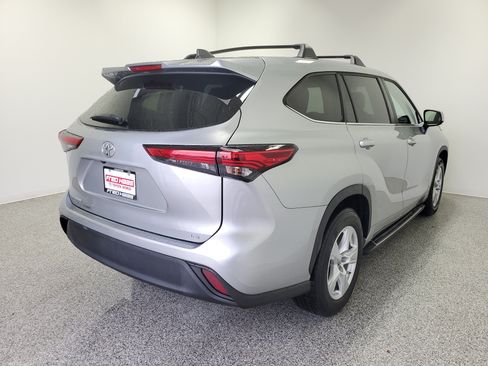 Used 2023 Toyota Highlander LE FWD image 5