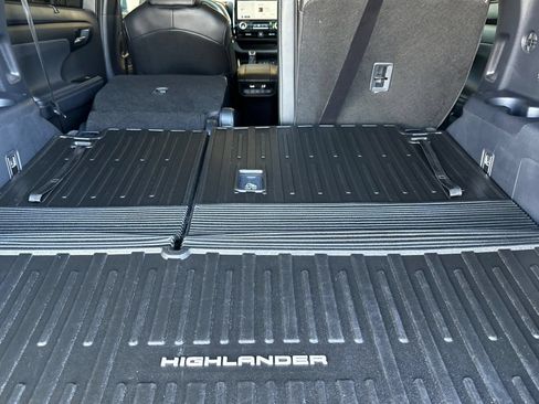Used 2025 Toyota Highlander XSE AWD/4WD image 17