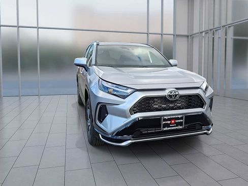 New 2025 Toyota RAV4 SE image 5