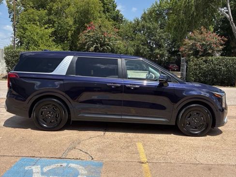 Used 2025 Kia Carnival FWD image 8