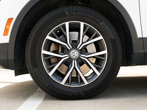 Used 2020 Volkswagen Tiguan SE w/ Panoramic Sunroof Package image 14