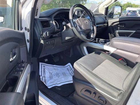 Used 2024 Nissan Titan SV w/ SV Convenience Package AWD/4WD image 6