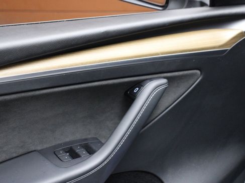 Used 2022 Tesla Model Y Long Range image 24