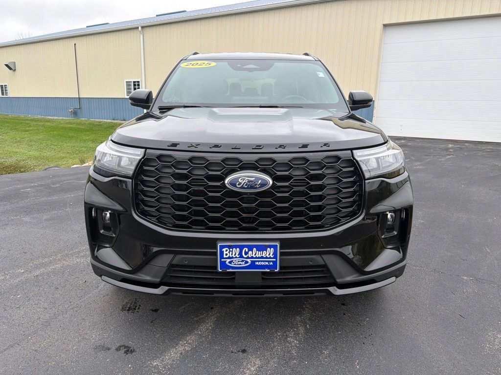 Used 2025 Ford Explorer ST-Line w/ ST-Line Street Pack AWD/4WD image 9