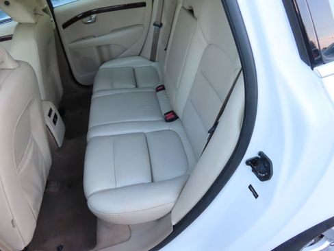Used 2010 Volvo V70 FWD image 11