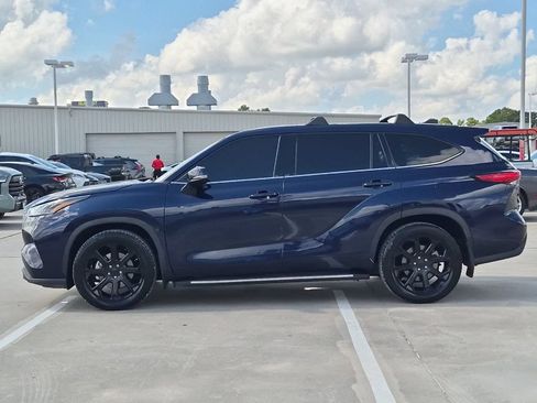 Used 2022 Toyota Highlander LE FWD image 3