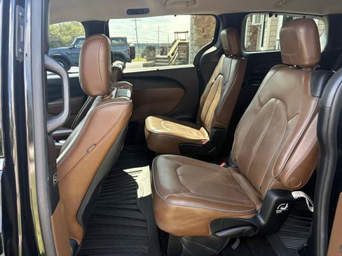 Used 2017 Chrysler Pacifica Limited FWD image 18