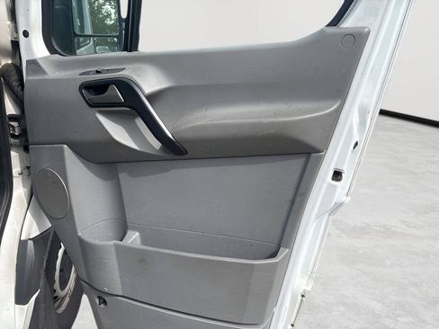 Used 2014 Freightliner Sprinter 2500 RWD image 13