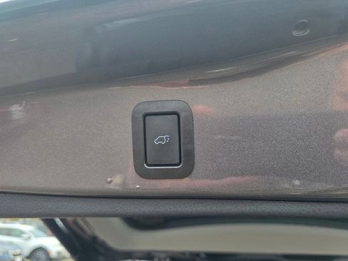 Used 2018 Toyota Highlander SE image 27