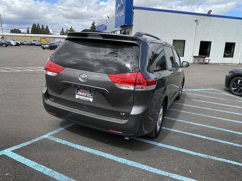 Used 2013 Toyota Sienna LE w/ Towing Pkg FWD image 5