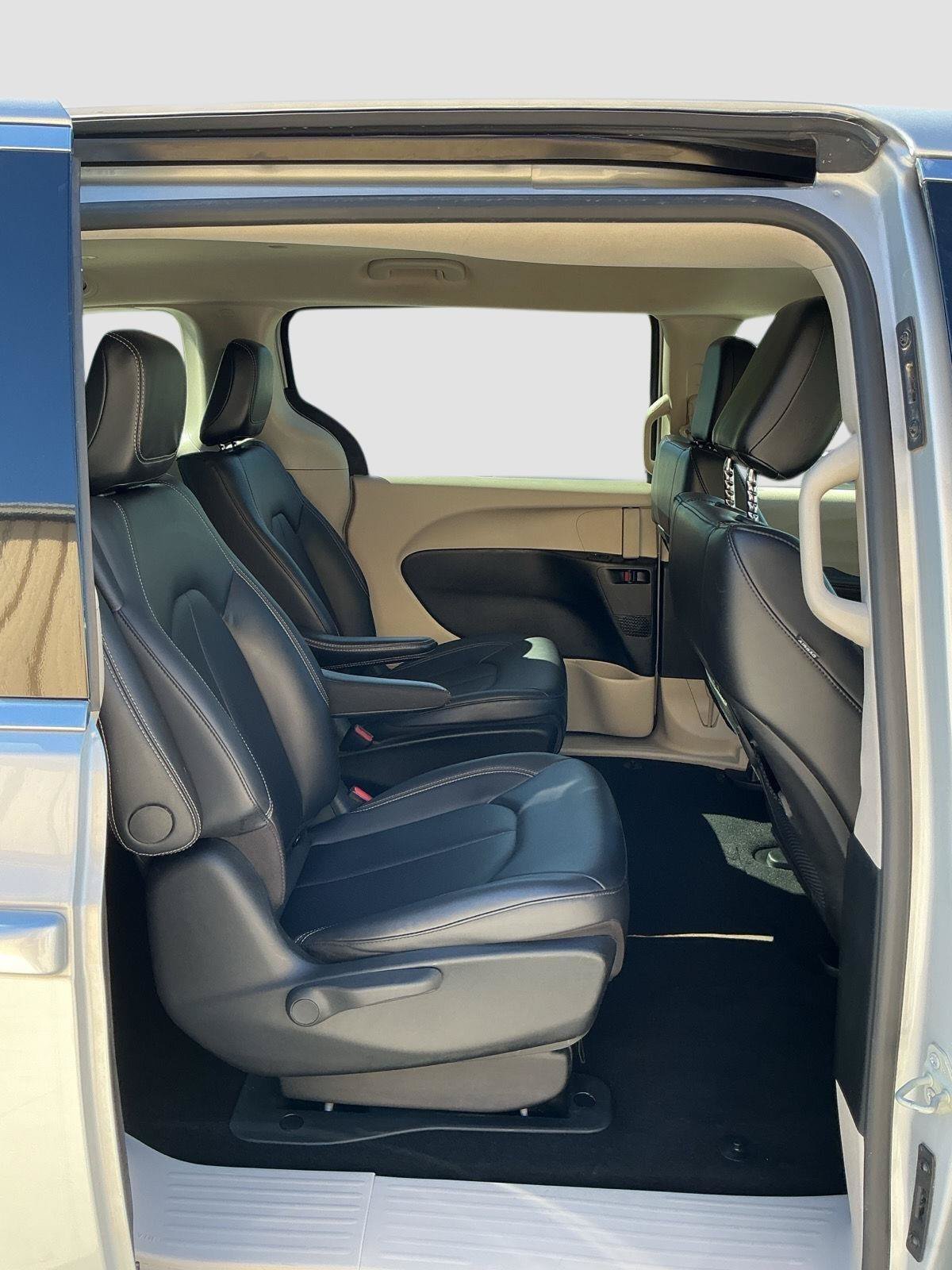 Used 2024 Chrysler Pacifica Limited FWD image 21