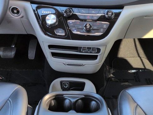 Used 2023 Chrysler Pacifica Touring-L FWD image 18