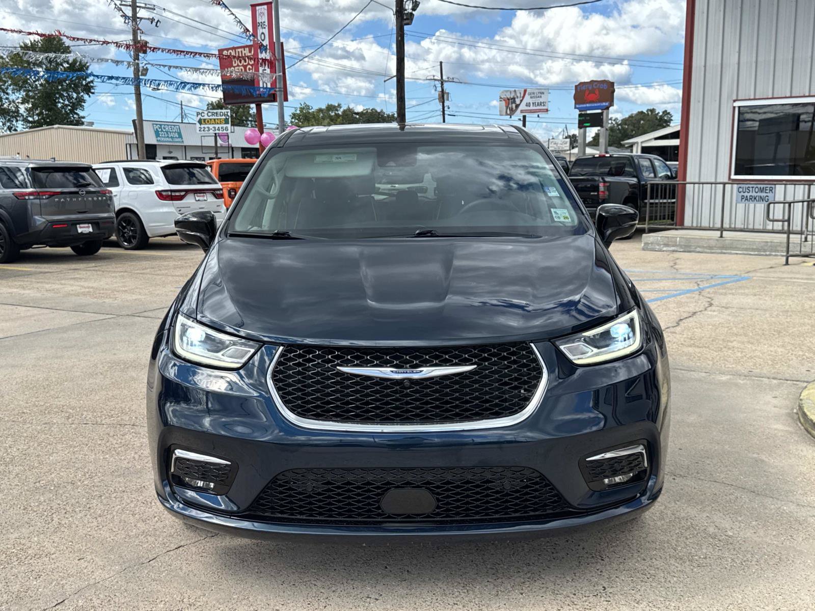 Used 2024 Chrysler Pacifica Limited FWD image 3
