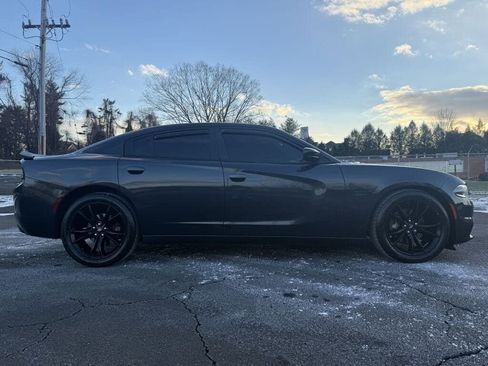 Used 2017 Dodge Charger R/T w/ Blacktop Package image 7