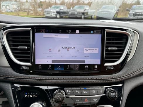 Used 2024 Chrysler Pacifica Pinnacle image 27