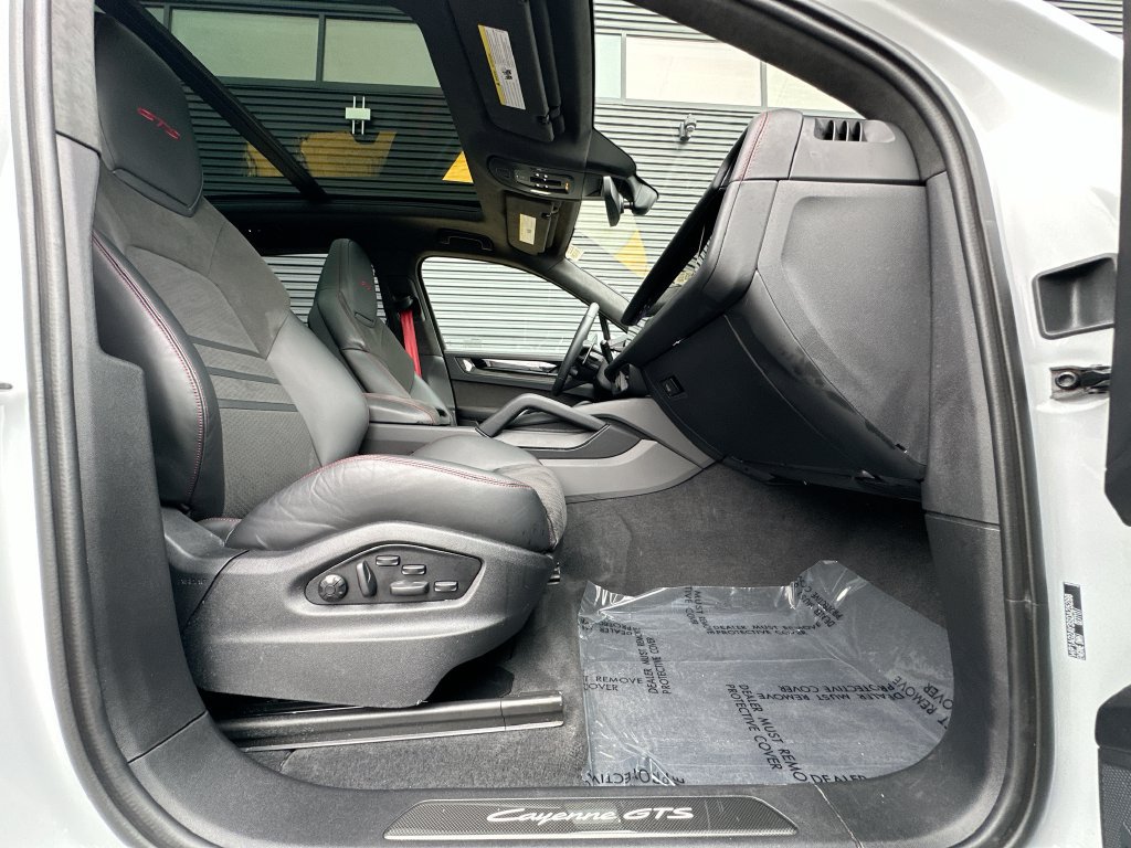 Certified 2025 Porsche Cayenne GTS AWD/4WD image 31