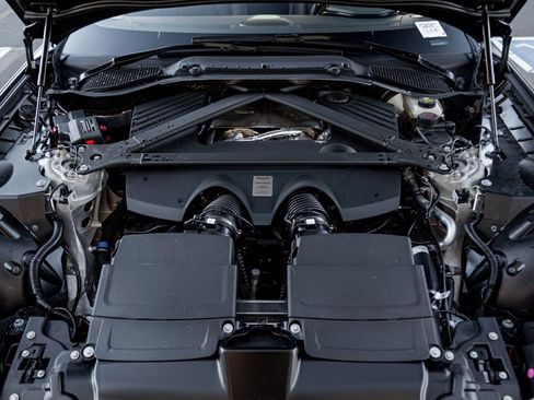 Used 2025 Aston Martin V8 Vantage Coupe image 24