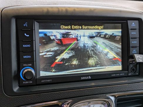 Used 2015 Chrysler Town & Country Touring image 27