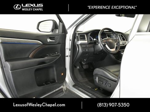 Used 2017 Toyota Highlander Limited image 19