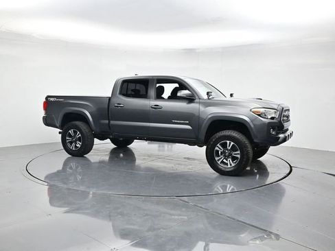 Used 2016 Toyota Tacoma TRD Sport image 3