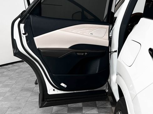 Used 2024 Lexus RX 450h AWD w/ Luxury Package image 17