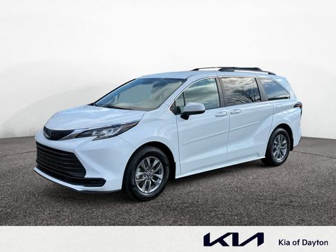 Used 2022 Toyota Sienna LE image 1