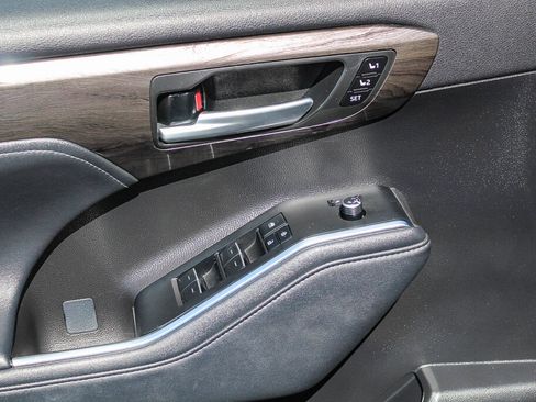 Used 2023 Toyota Highlander Platinum FWD image 13