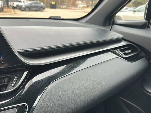 Used 2018 Toyota C-HR XLE image 36